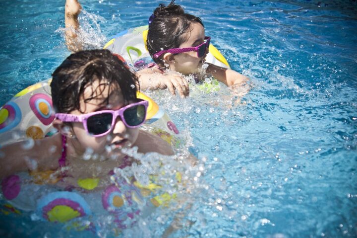 Spielerisch schwimmen lernen in geschlossenen Kursen. Wir bieten Anfängerschwimmkurse und Fortgeschrittenschwimmkurse an.